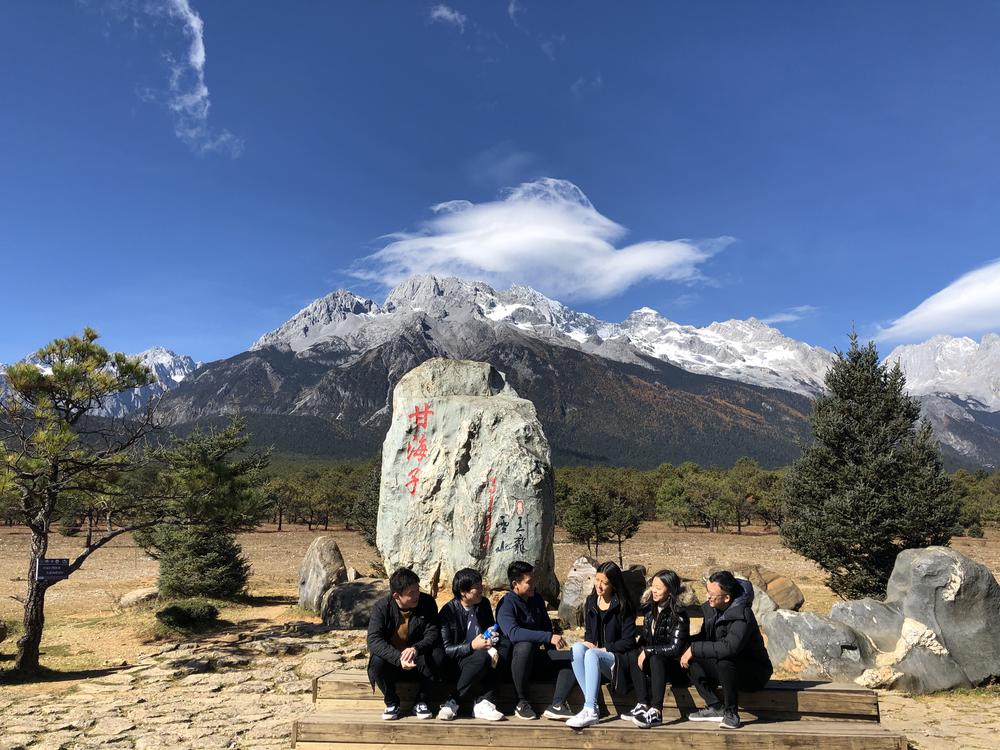 Vivi Feng mit einer Gruppe von Freunden vor dem Jadedrachen-Schneegebirge in Lijiang.