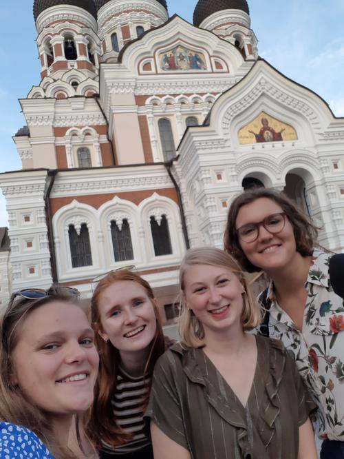 Nicht allein in Estland: Selfie vor der russisch-orthodoxen Alexander-Newski-Kathedrale (1. v. r. Elena Schulz-Ruhtenberg).
