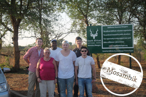 Marlon Bachmann (vorne Mitte) und das MoçamBIT-Team im Krüger-Nationalpark in Südafrika.