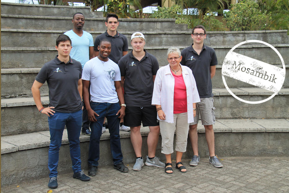 Das MoçamBIT-Team um Marlon Bachmann (3. v. r.) erkundet gemeinsam mit den IT-Administratoren des Colleges, Celso und Cristino (2. u. 3. v. l.), die Gegend.