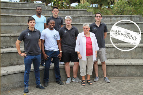 Das MoçamBIT-Team um Marlon Bachmann (3. v. r.) erkundet gemeinsam mit den IT-Administratoren des Colleges, Celso und Cristino (2. u. 3. v. l.), die Gegend.