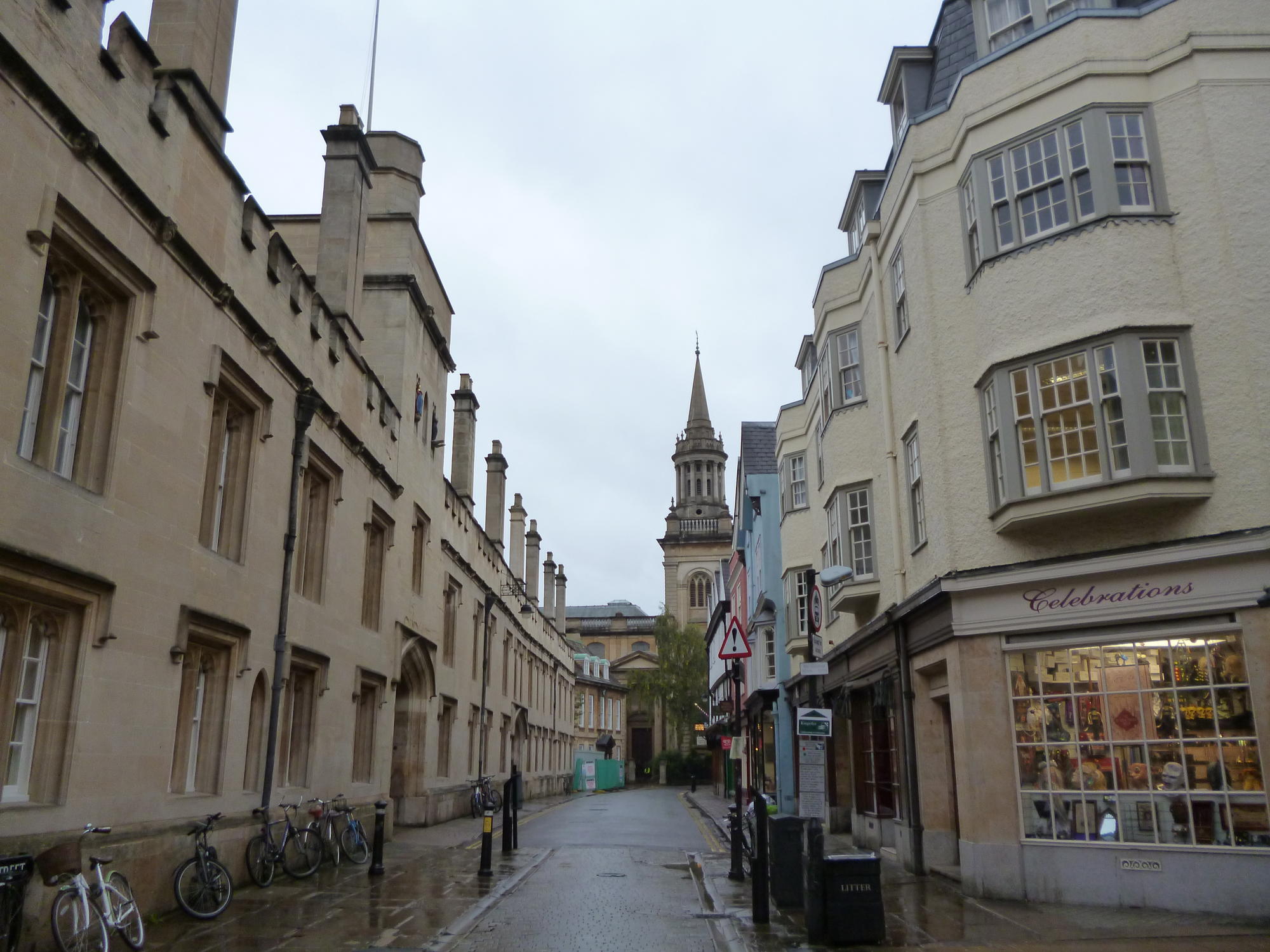 Im Zentrum der Stadt: Turl Street im typisch englischen Regenwetter, mit dem Eingang zu Lincoln College auf der linken Seite und dem Turm der beeindruckenden College Library in der Mitte.