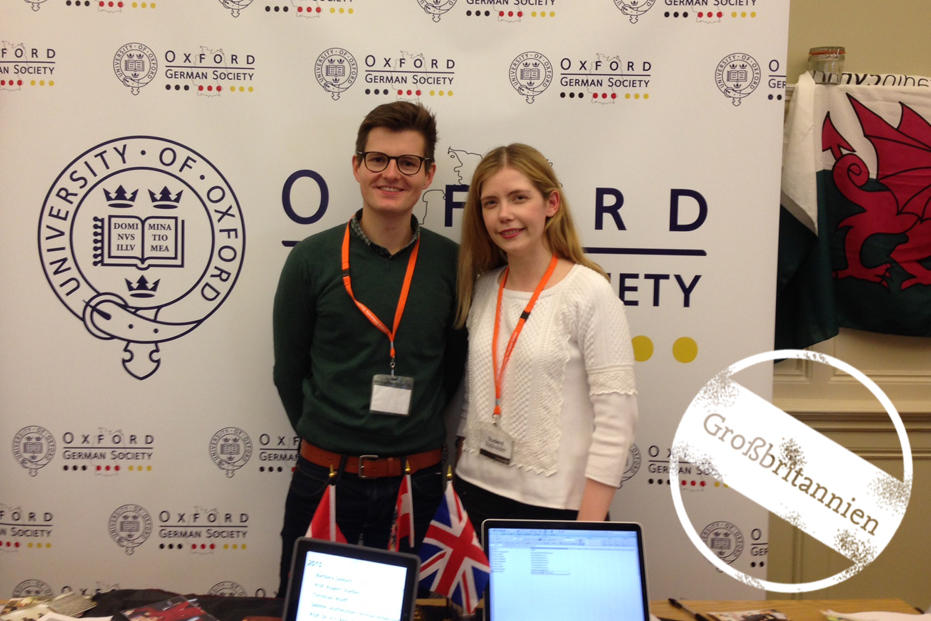 Am Stand der Oxford German Society auf der Freshers‘ Fair 2015: Helena Winterhager zusammen mit Franz Rembart, einem weiteren Vorstandsmitglied der Society.