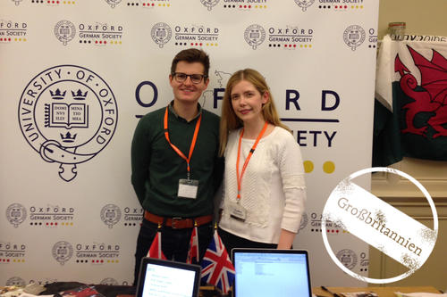 Am Stand der Oxford German Society auf der Freshers‘ Fair 2015: Helena Winterhager zusammen mit Franz Rembart, einem weiteren Vorstandsmitglied der Society.