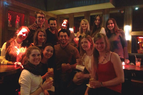 Zwischendurch ist immer wieder mal Feiern angesagt: eine Geburtstagsparty in einer Oxforder Cocktailbar.