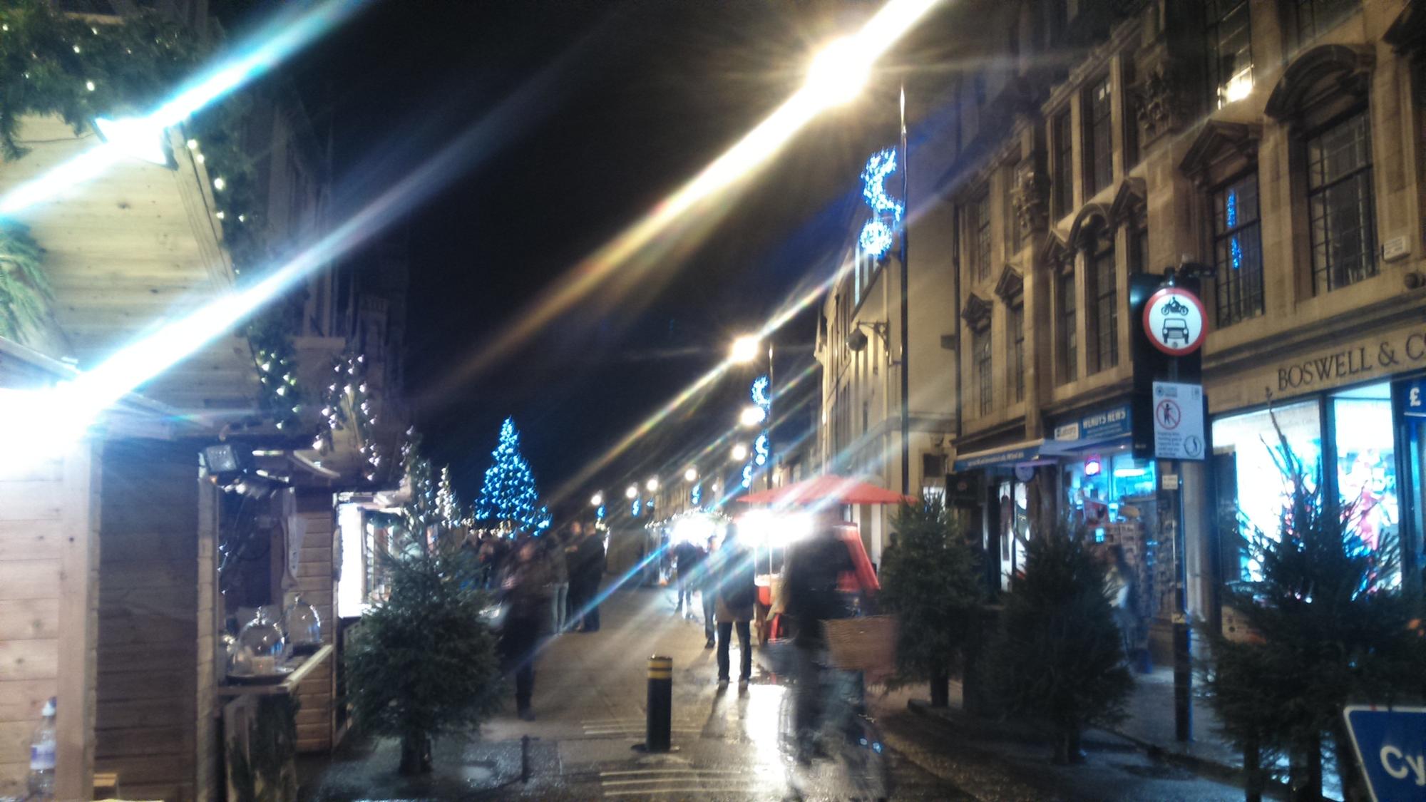 Der Oxforder Weihnachtsmarkt im Dezemberregen, mit Currywurst für sagenhafte 6 Pfund (mehr als 8 Euro) – von wegen Schnäppchen!