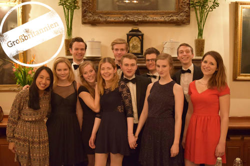 Beim festlichen Dinner: Das Komitee der Oxford German Society 2015/16. In der Mitte: Helena Winterhager.