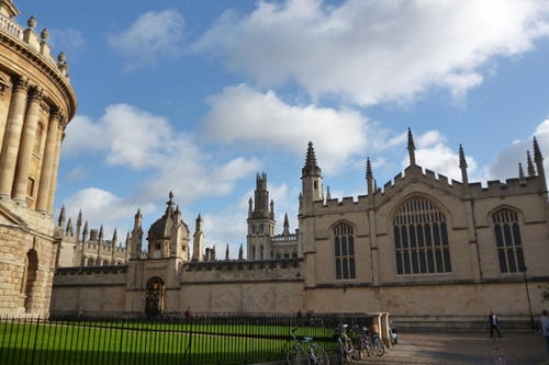 Herrliche alte Bauten prägen das Stadtbild: All Souls College neben der Radcliffe Camera.