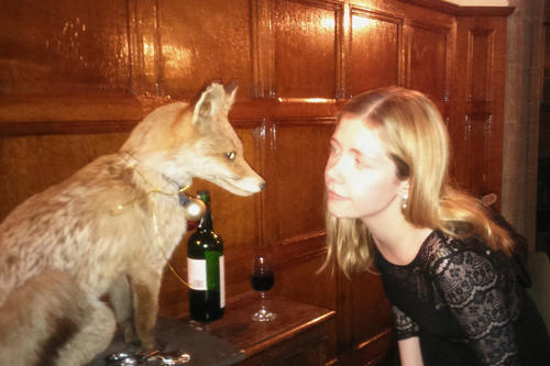 Schlau wie ein Fuchs? Helena Winterhager (hier mit dem Fuchs-Maskottchen im Hertford College) hofft in England auch akademisch vorangekommen zu sein.