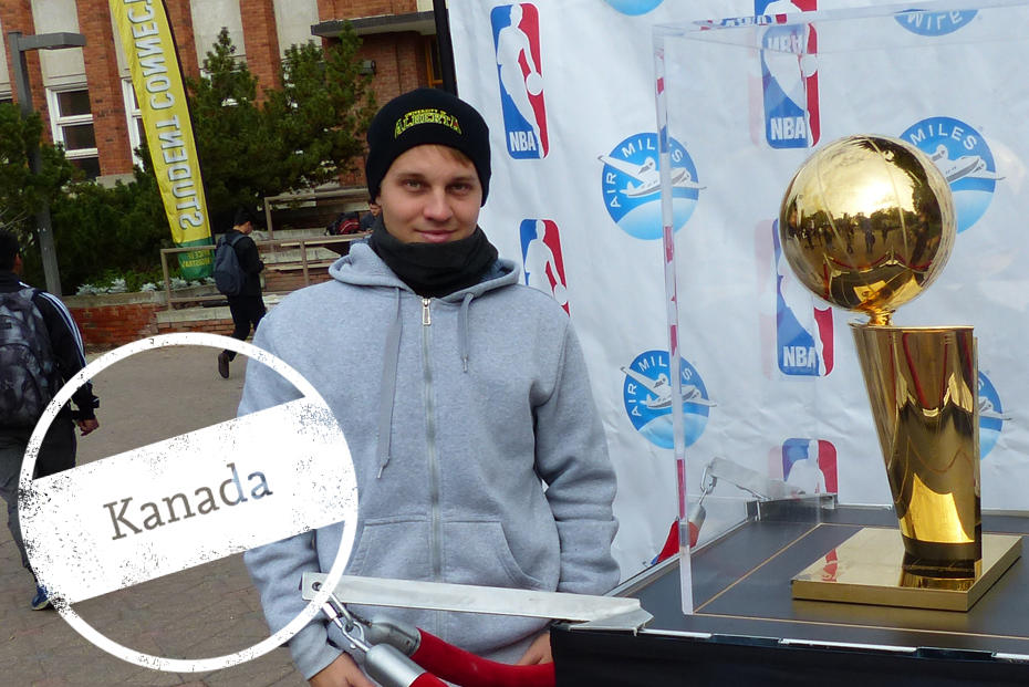 Für Basketballer so wichtig wie die Bundesliga-Meisterschale für Fußballer: Robert Brundage neben dem Original-NBA-Pokal, der einen Tag lang auf dem Campus in Edmonton ausgestellt wurde.