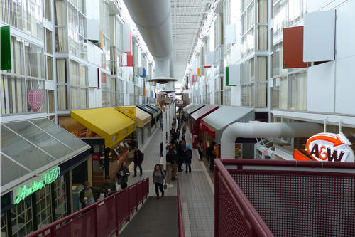 Das „Housing Unit Building“ auf dem Campus mit Restaurants, Cafés und einem günstigen Wohnheim. Die offenen Fenster gehören zu Studentenzimmern.