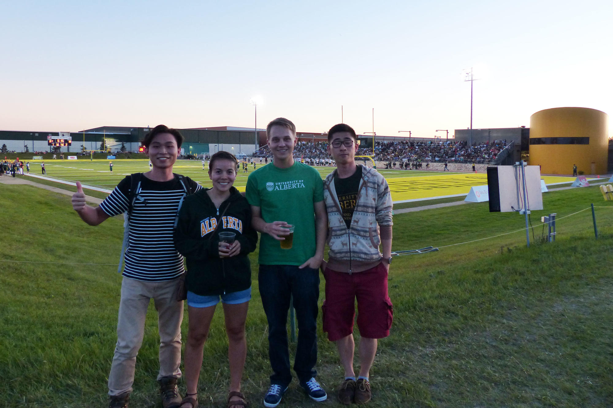 Robert Brundage (2. v. re.) mit Freunden bei einem Canadian-Football-Spiel der Golden Bears.