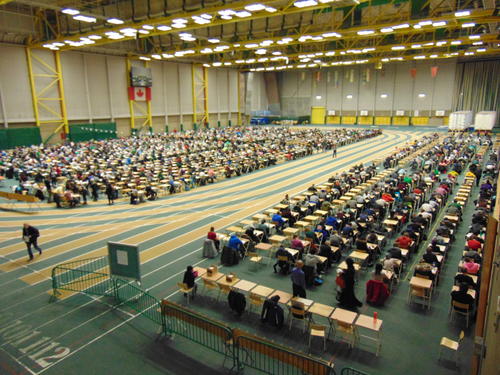Klausur in der Sporthalle: Prüfungen werden in Kanada Fächer- und semesterübergreifend gemeinsam geschrieben. In den 36 Reihen mit jeweils 80 Tischen hatten 2880 Studierende Platz.