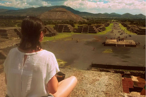 Auge in Auge mit der Geschichte: Estefanía González in der prähistorischen Ruinenstadt Teotihuacán bei Mexiko-Stadt. Die Stätte, die zwischen 100 und 650 n. Chr. zu den größten der Welt gehörte, ist seit 1987 Weltkulturerbe der UNESCO.