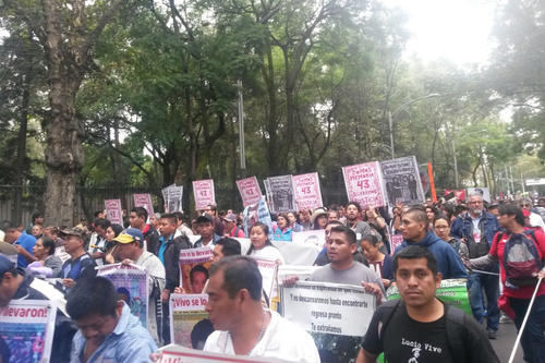 Massendemonstration zum Jahrestag des Verschwindens der 43 Studenten aus Ayotzinapa, von denen noch immer jede Spur fehlt.
