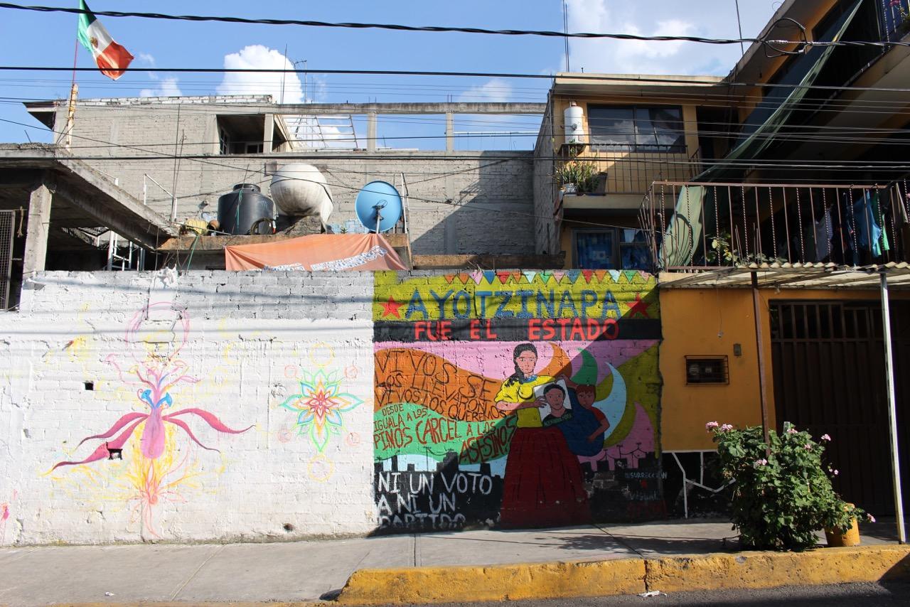 Straßenkunst in Santo Domingo, Mexiko Stadt: „Ayotzinapa. Es war der Staat. Lebend nahmen sie sie uns, lebend wollen wir sie zurück.“