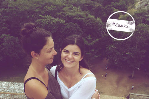 Estefanía und ihre Freundin Laura vor den Ruinen von Ek Balam auf der Halbinsel Yucatán in Mexiko.
