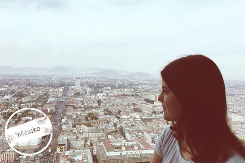 Estefanía blickt von der “Torre Latinoamericana” auf Mexiko-Stadt.