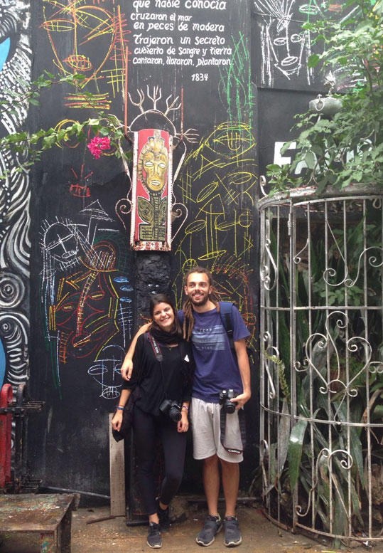 Estefanía González und Giuseppe Nigro vor der Straßenkunst in der Callejón de hamel.