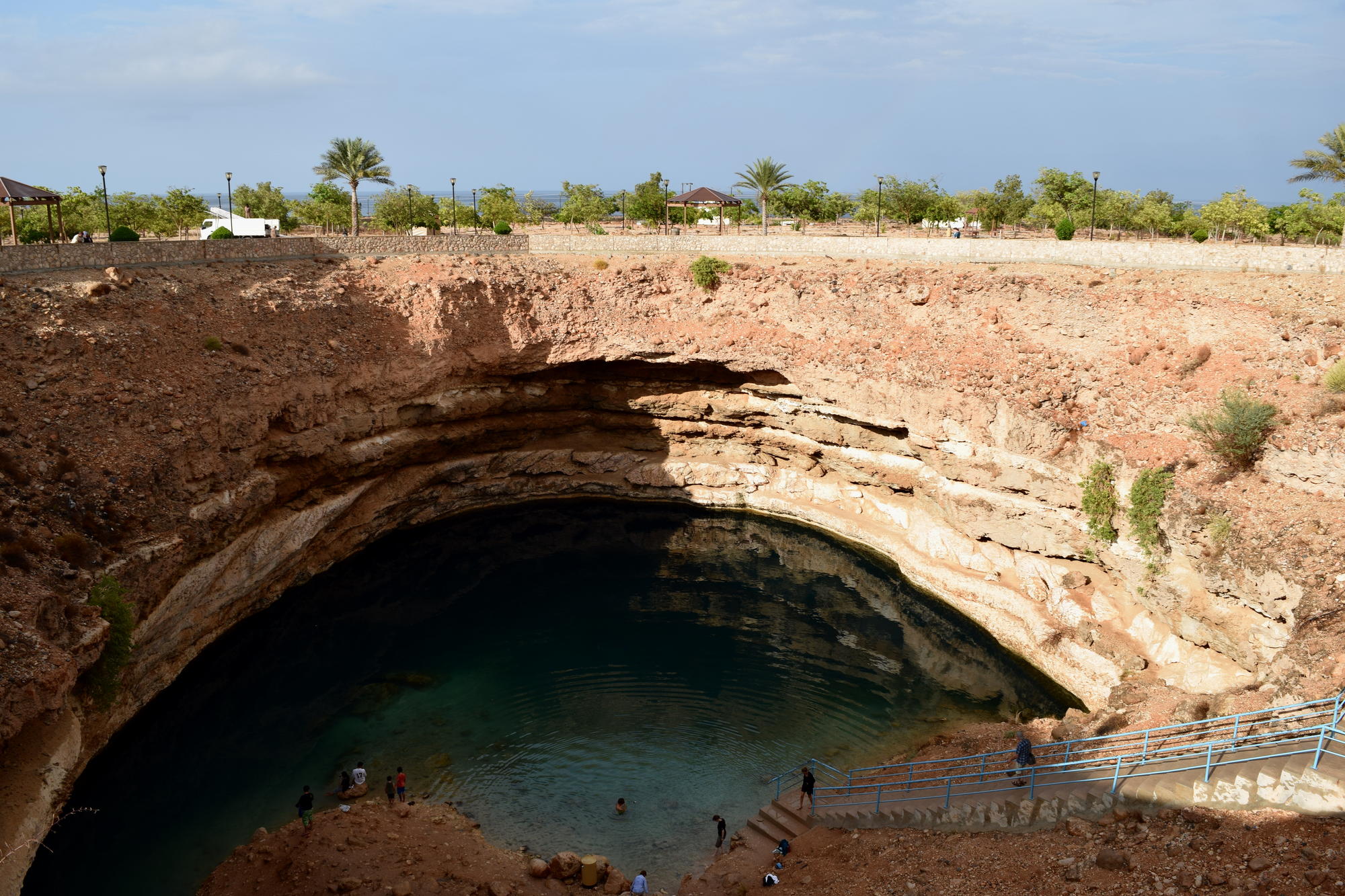 Badegäste lassen Füße und Seele baumeln am Bimah Sinkhole.