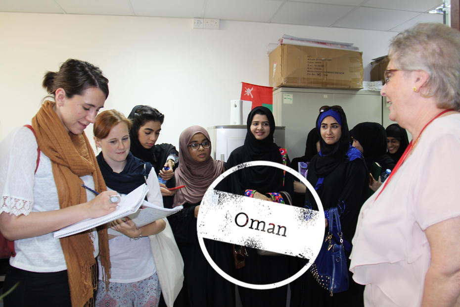 Salome Bader (2. v. l.) besucht das omanische Medienunternehmen „Al Roya“.