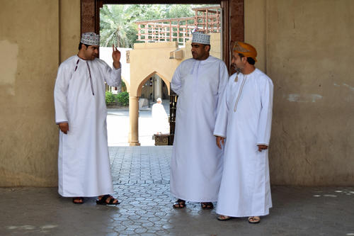 Männerkleidung im Oman: Das lange Gewand heißt dishdasha, die Kopfbedeckung kumma oder massar.