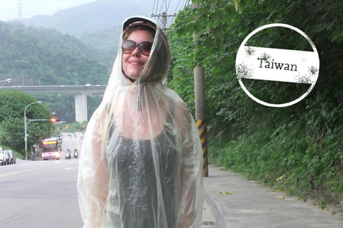 Regen und tropische Stürme sind in Taiwan keine Seltenheit. Bei einem Taifun sollte man das Haus aber nicht verlassen.