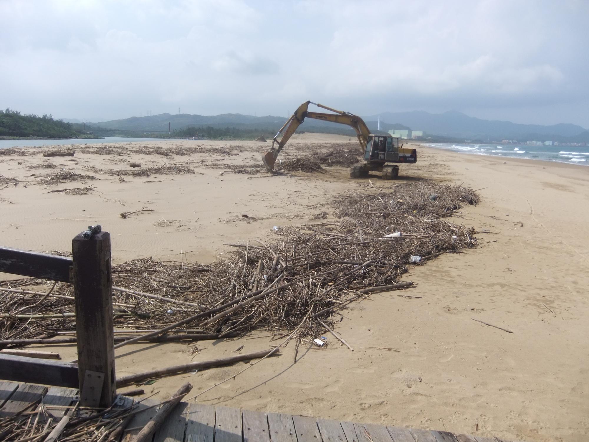 Auch am Strand laufen die Aufräumarbeiten.
