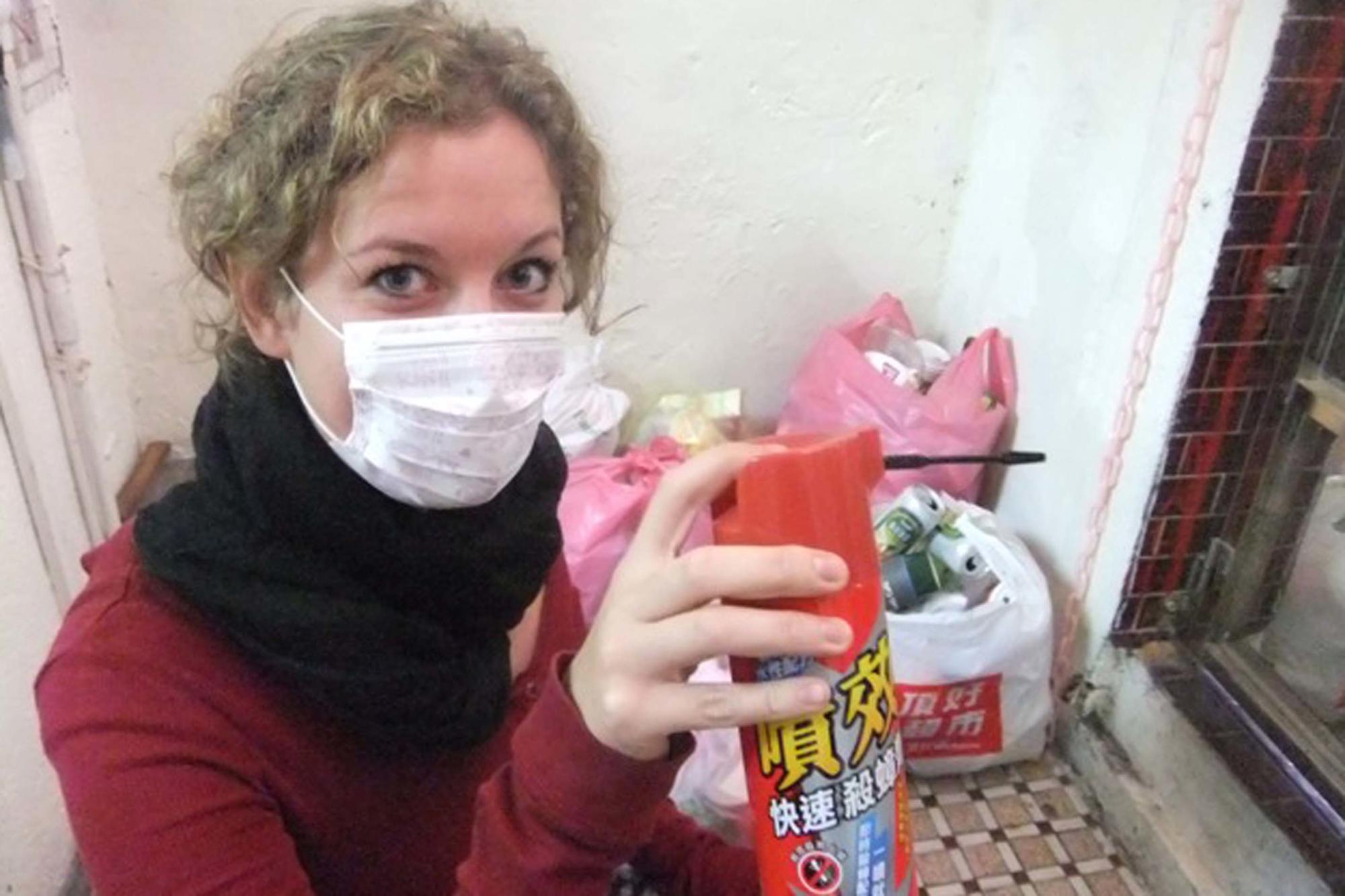 Nora Lessing in voller Abwehrmontur beim Kampf gegen die ungebetenen Weihnachtsgäste.
