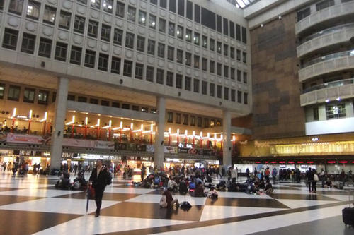 Unterirdisches Einkaufslabyrinth: die Bahnhofshalle des Hauptbahnhofs in Taipeh.
