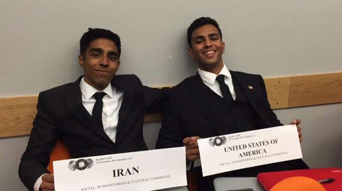 Die Vertreter der Länder Iran und USA sind im echten Leben beste Freunde. Während der Diskussionen hat man ihnen das erst am Ende angemerkt.