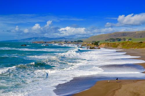 Strahlender Himmel über dem Portuguese Beach im Sonoma County, ebenfalls im Norden Kaliforniens