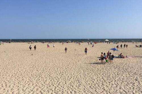 Tag der Arbeit am Jacob Riis Park Beach, einem breiten Sandstrand im Westen von Long Island.