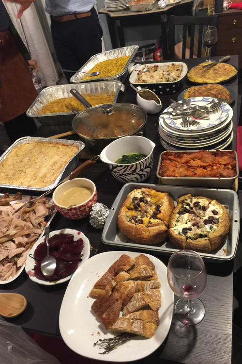 Es ist angerichtet: das Thanksgiving-Büffet, links unten der Truthahn mit „jellied Cranberry Sauce“.