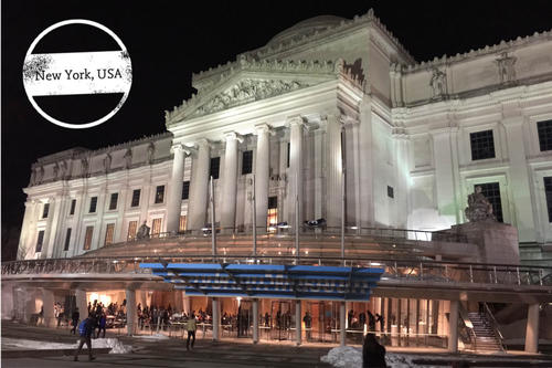 Das neoklassische Gebäude, in dem die Sammlung des Brooklyn Museum beherbergt ist, bei Nacht.