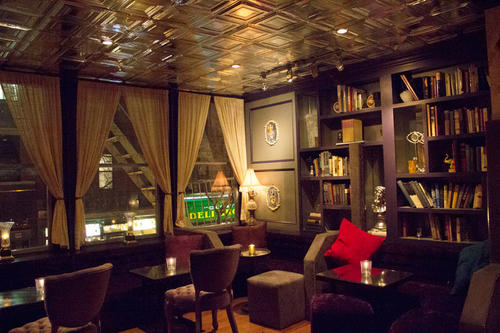 New Yorker Nachtleben: Hinter einer normalen Wohnungstür im ersten Stock eines Wohnhauses verbarg sich die Bar, in der Luise verabredet war.