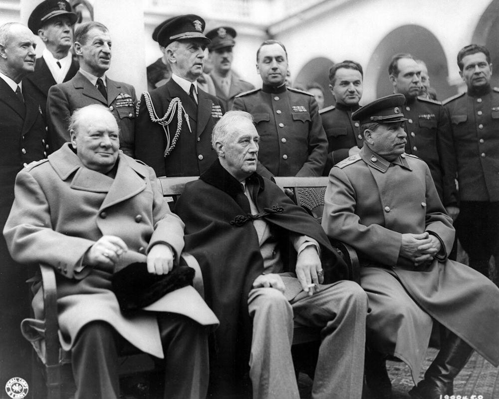 In Jalta trafen sich im Februar 1945 (v. l. n. r.) der britische Premierminister Winston Churchill, US-Präsident Franklin D. Roosevelt und der sowjetische Diktator Josef Stalin. Auf der Konferenz wurde über die Neuordnung Europas entschieden.