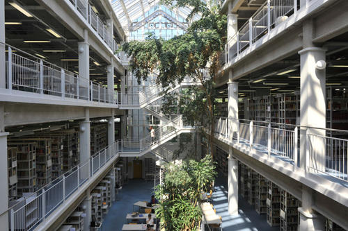 Lichtdurchflutet und bücherbestanden: Die Bereichsbibliothek Erziehungswissenschaft wurde 1984 eröffnet. Sie schließt im Frühjahr 2012 während der Sanierung.