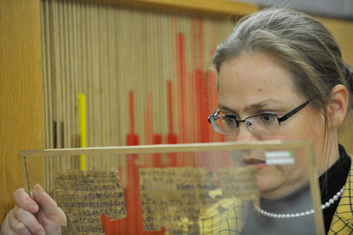 Verena Lepper ist Kuratorin der Papyrussammlung des Ägyptischen Museums. Die altägyptischen und orientalischen Papyri, Texte und Zeichnungen auf aus der Papyruspflanze hergestelltem Beschreibstoff, zeugen von den ersten Kulturen der Menschheit.