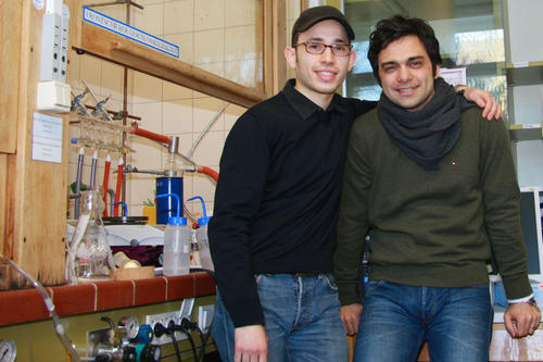Richtig oder falsch - diese Entscheidung gilt nur im Chemielabor. Bei Fragen zum Glauben und zu Politik ist es schwieriger. Dan Grünstein (l.) und Ali Barandov an ihrem Arbeitsplatz.