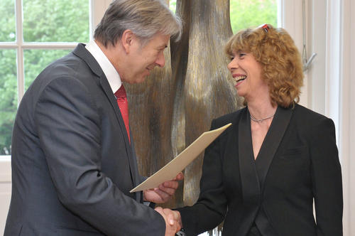 Der Regierende Bürgermeister von Berlin, Klaus Wowereit, überreichte Gudrun Doll-Tepper das Bundesverdienstkreuz 1. Klasse. Der renommierten Integrationspädagogin zufolge ist Sport wichtig für die Teilhabe am gesellschaftlichen Leben.