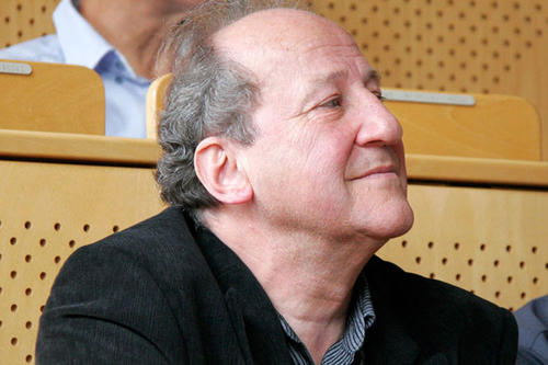 Ungewöhnliche Perspektive: Mehr als 30 Jahre stand Prof. Dr. Peter Deuflhard am Hörsaalpult. Anlässlich der Verleihung der Goldenen Ehrennadel der Freien Universität an den Emeritus saß der Mathematiker einmal selbst im Hörsaal.