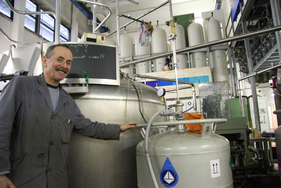 Ganz in seinem Element - Hans-Joachim Streuber im Tieftemperaturlabor in der Arnimallee 14.