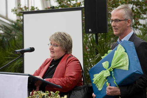 Abschiedsworte und -geschenk der Arbeitskollegen von Abteilung I, überbracht von Regina Adolphs und Günter Hauer.