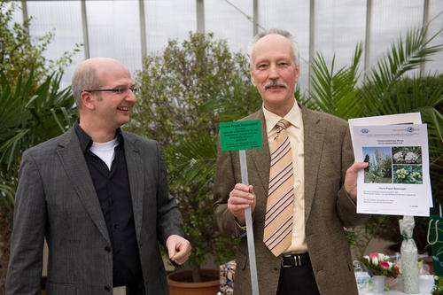 Der Direktor des Botanischen Gartens, Thomas Borsch (links), widmete Gartenliebhaber Frank Rosendahl zum Abschied einen Birnbaum.