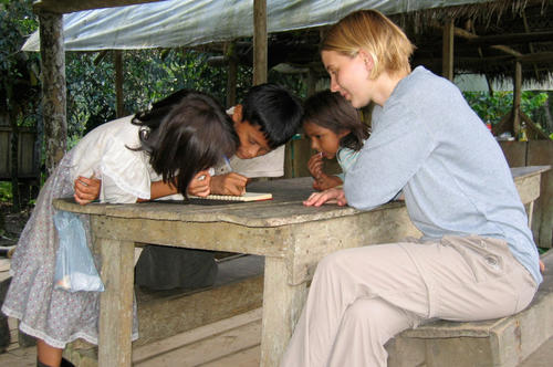 Während eines Abstechers in das Amazonasgebiet übte Maike Vollstedt mit David, Patricia und Rachel Schreiben. Das Reisetagebuch mit den Schreibversuchen der Kinder hat sie heute noch.