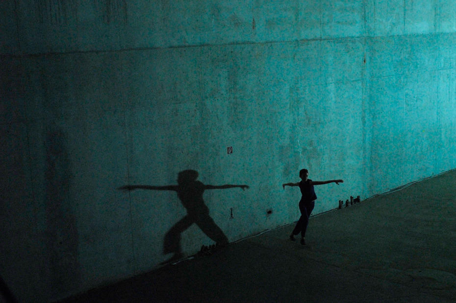 Anna Huber begreift den Körper als differenziertes Instrument und Modelliermasse, der mit dem Raum im Dialog steht.