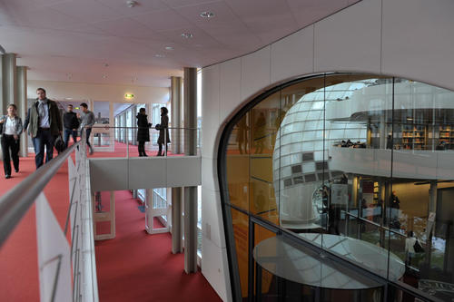 So futuristisch sah es 1973 bei Bernd Gellerts Dienstantritt in der "Rostlaube" noch nicht aus. Hier ein Blick in die 2005 eröffnete, von dem britischen Architekten Lord Norman Foster erbaute Philologische Bibliothek.