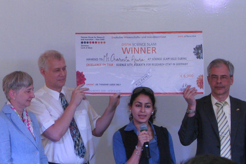 Den Preis übergaben Dorothea Wagner, Vize-Präsidentin der Deutschen Forschungsgemeinschaft, Rainer Schmiedchen, Deutscher Generalkonsul in Kolkata, und Jörg Schneider, Leiter „Internationale Beziehungen“ der DFG (v.l., mit Charnita Arora).