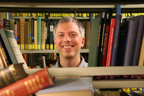 Der Leiter der Bibliothek für Sozialwissenschaften und Osteuropastudien Benjamin Blinten kämpft am 31. Mai um den Titel als Quiz-Champion.
